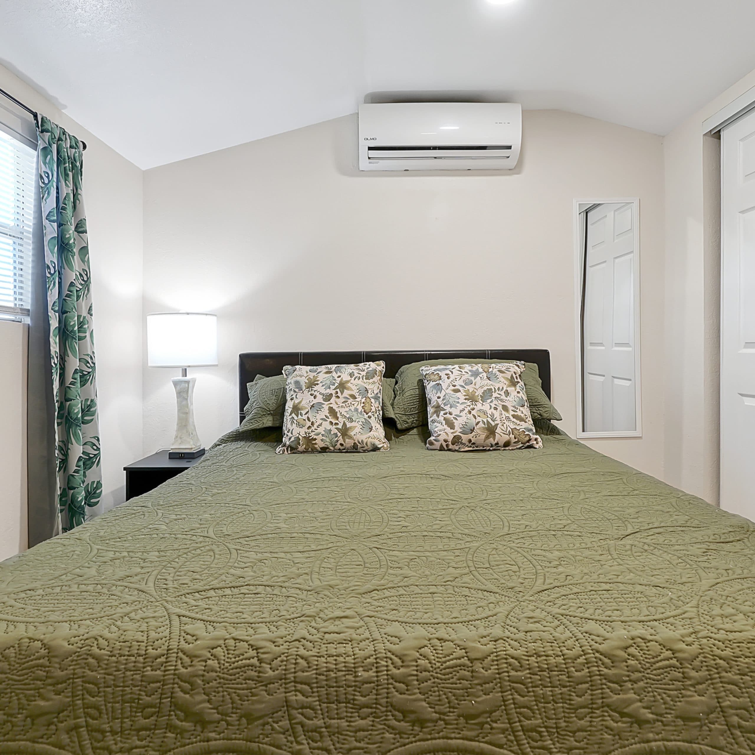 Cozy Studio 10 min to Airport + Private Entry — photo 1