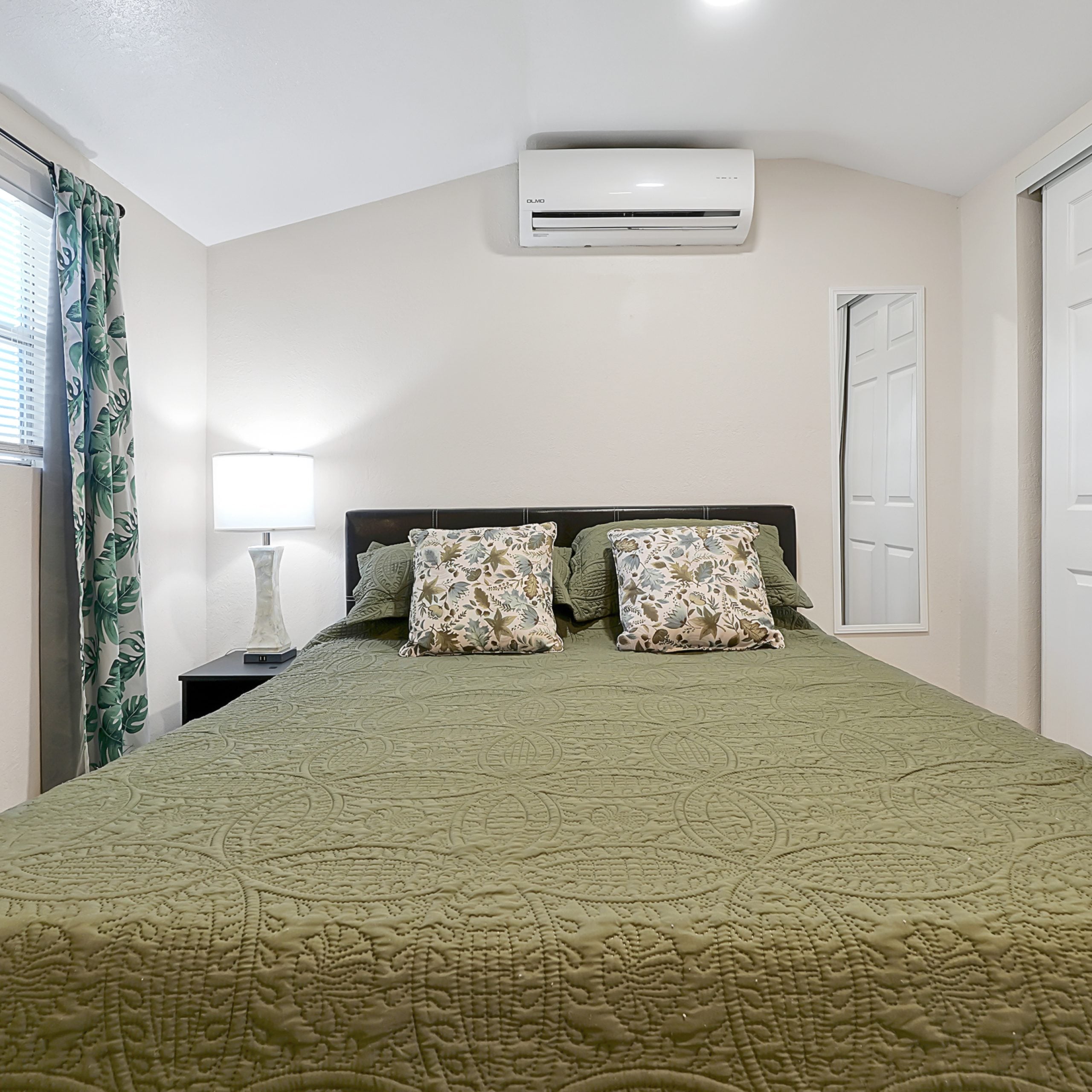 Cozy Studio 10 min to Airport + Private Entry — photo 1