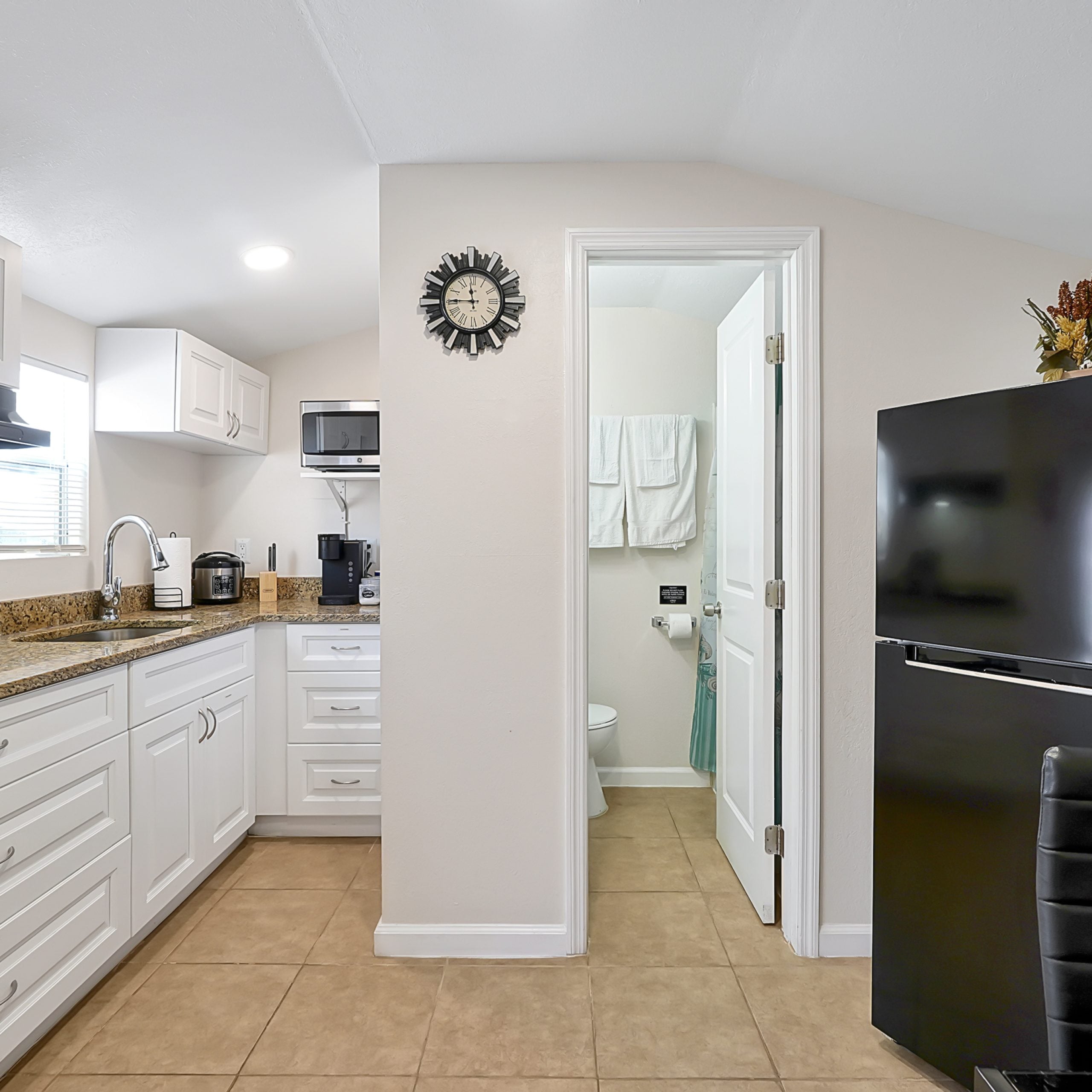 Cozy Studio 10 min to Airport + Private Entry — photo 2