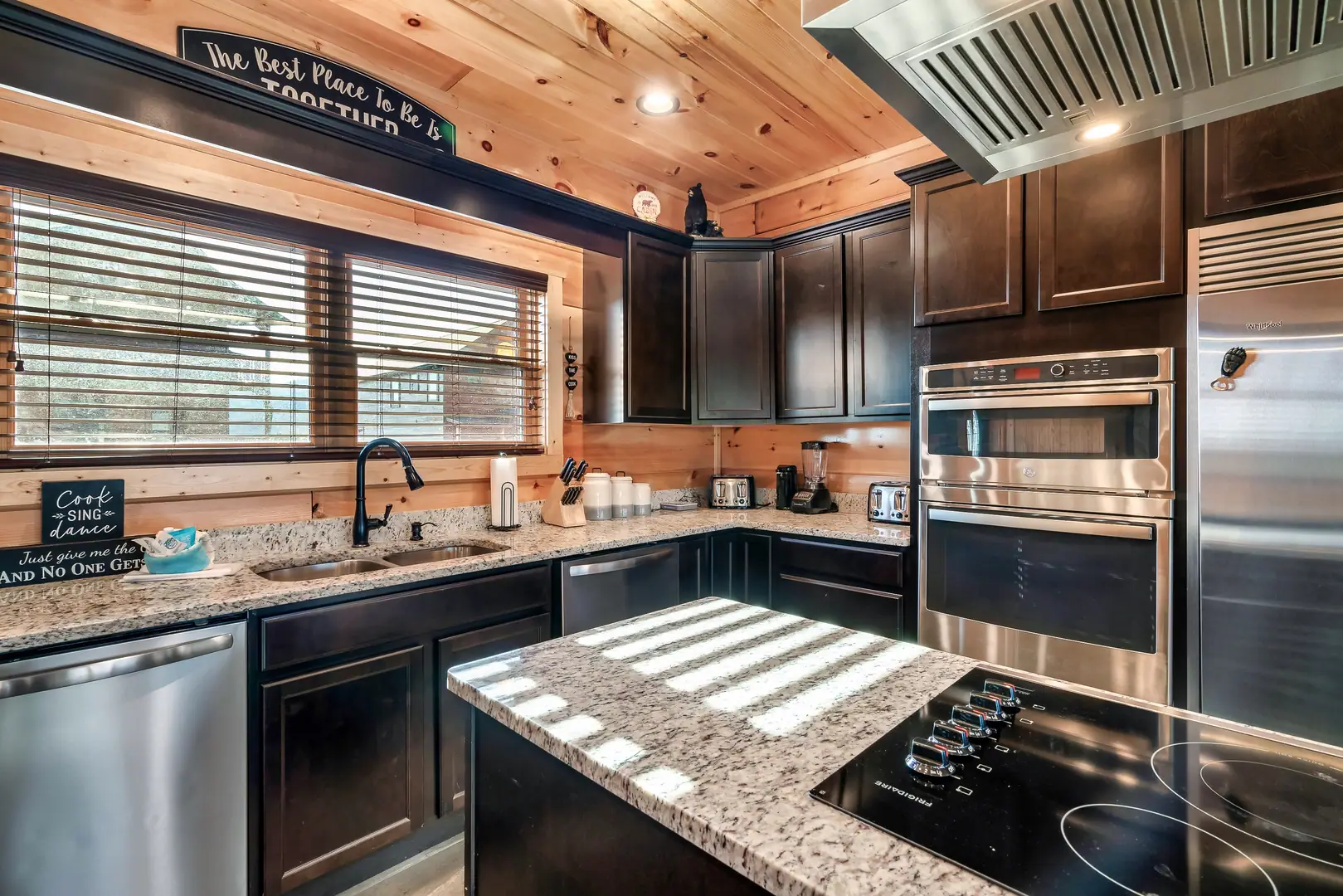 Cabin with beautiful views of the Smokies 6BR/8BA