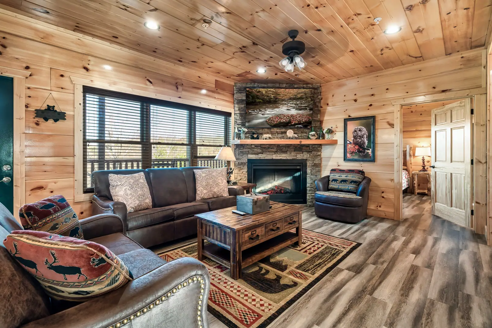 Cabin with beautiful views of the Smokies 6BR/8BA