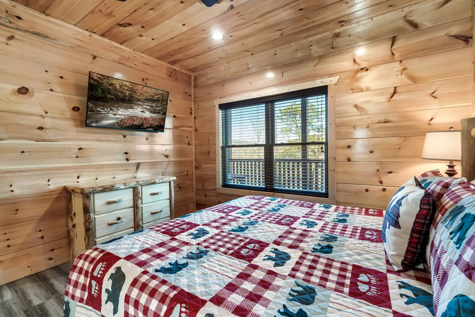 Cabin with beautiful views of the Smokies 6BR/8BA