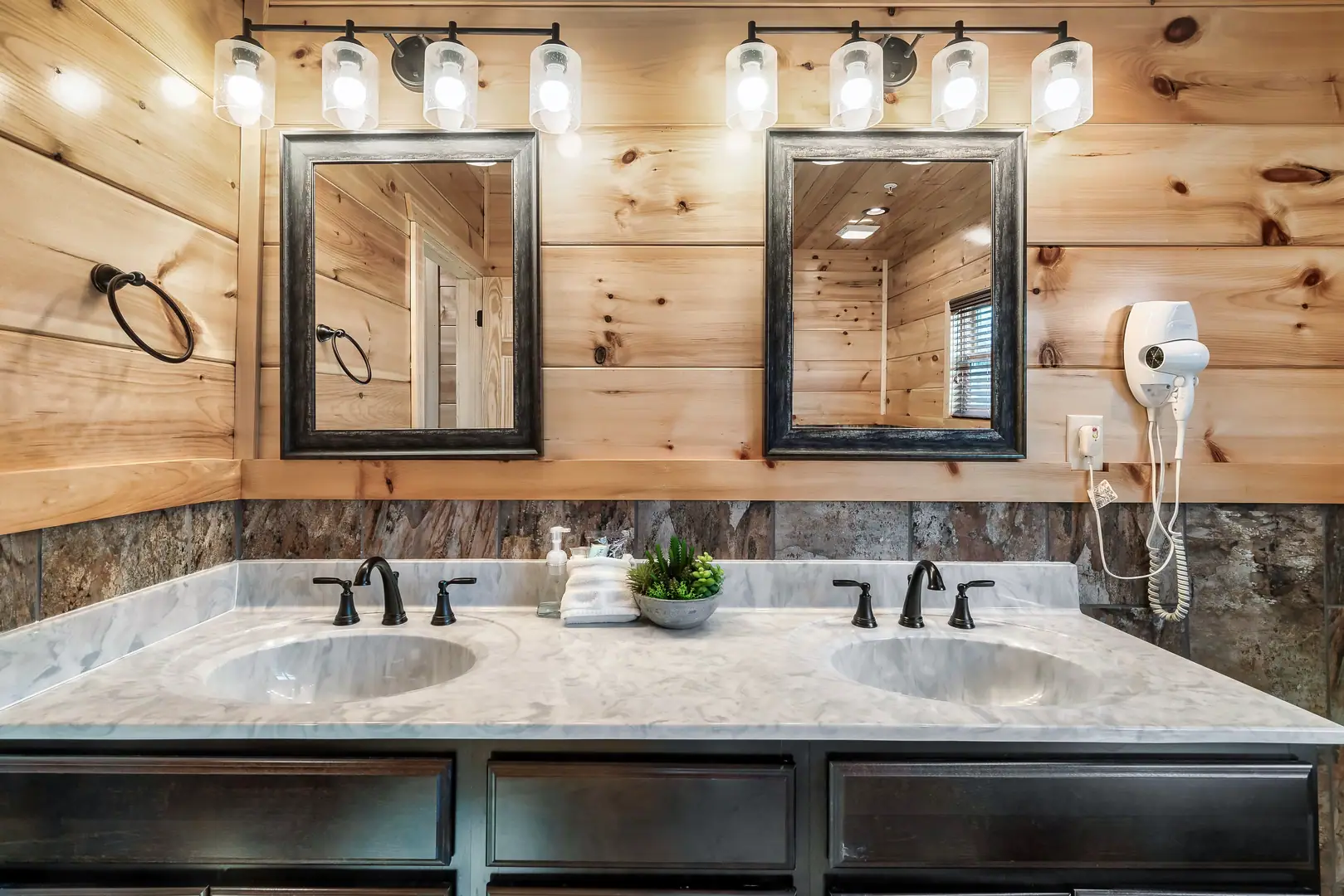 Cabin with beautiful views of the Smokies 6BR/8BA