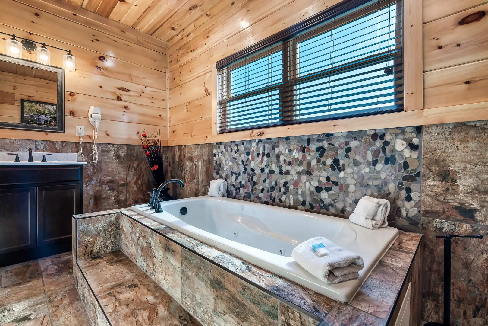 Cabin with beautiful views of the Smokies 6BR/8BA