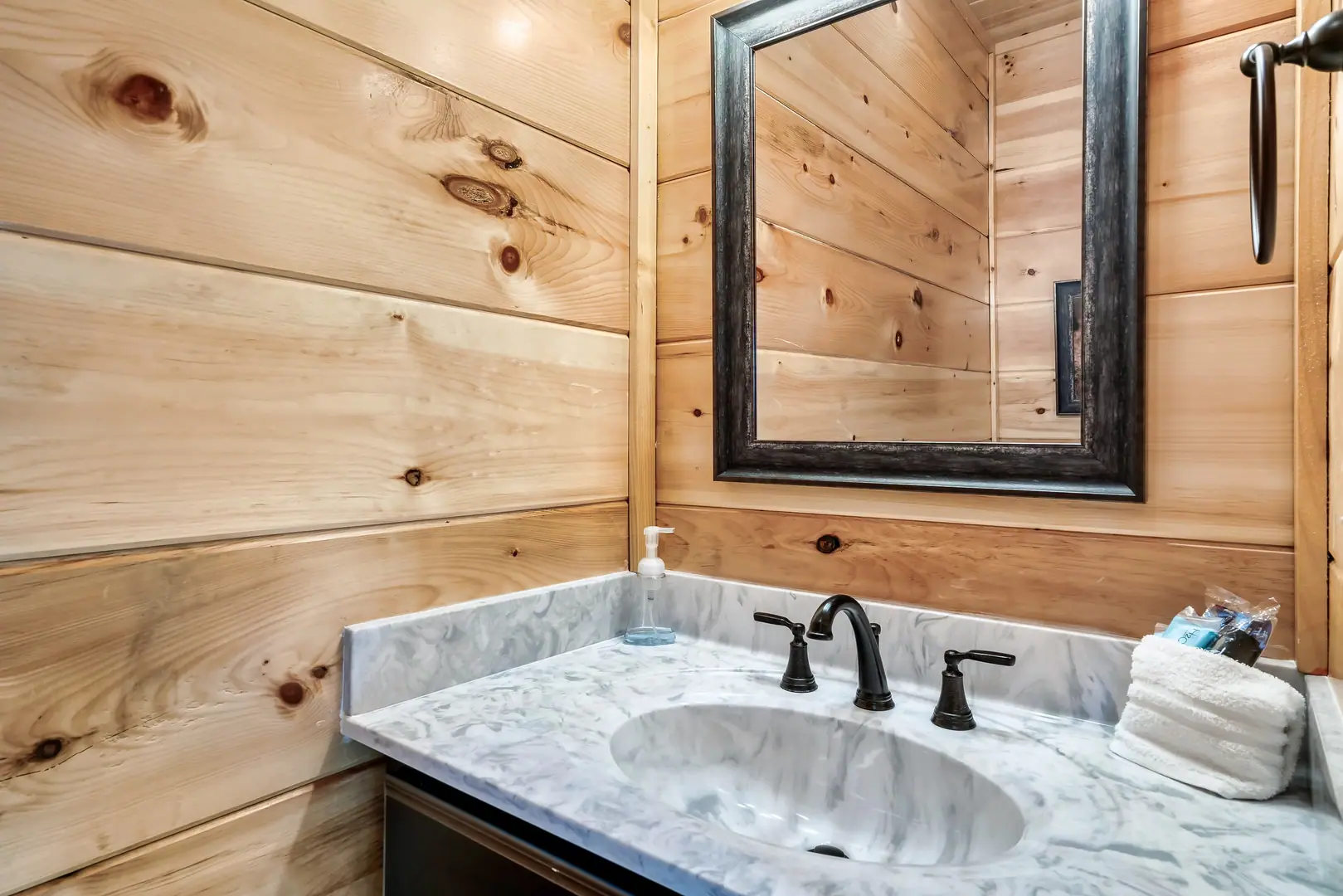 Cabin with beautiful views of the Smokies 6BR/8BA