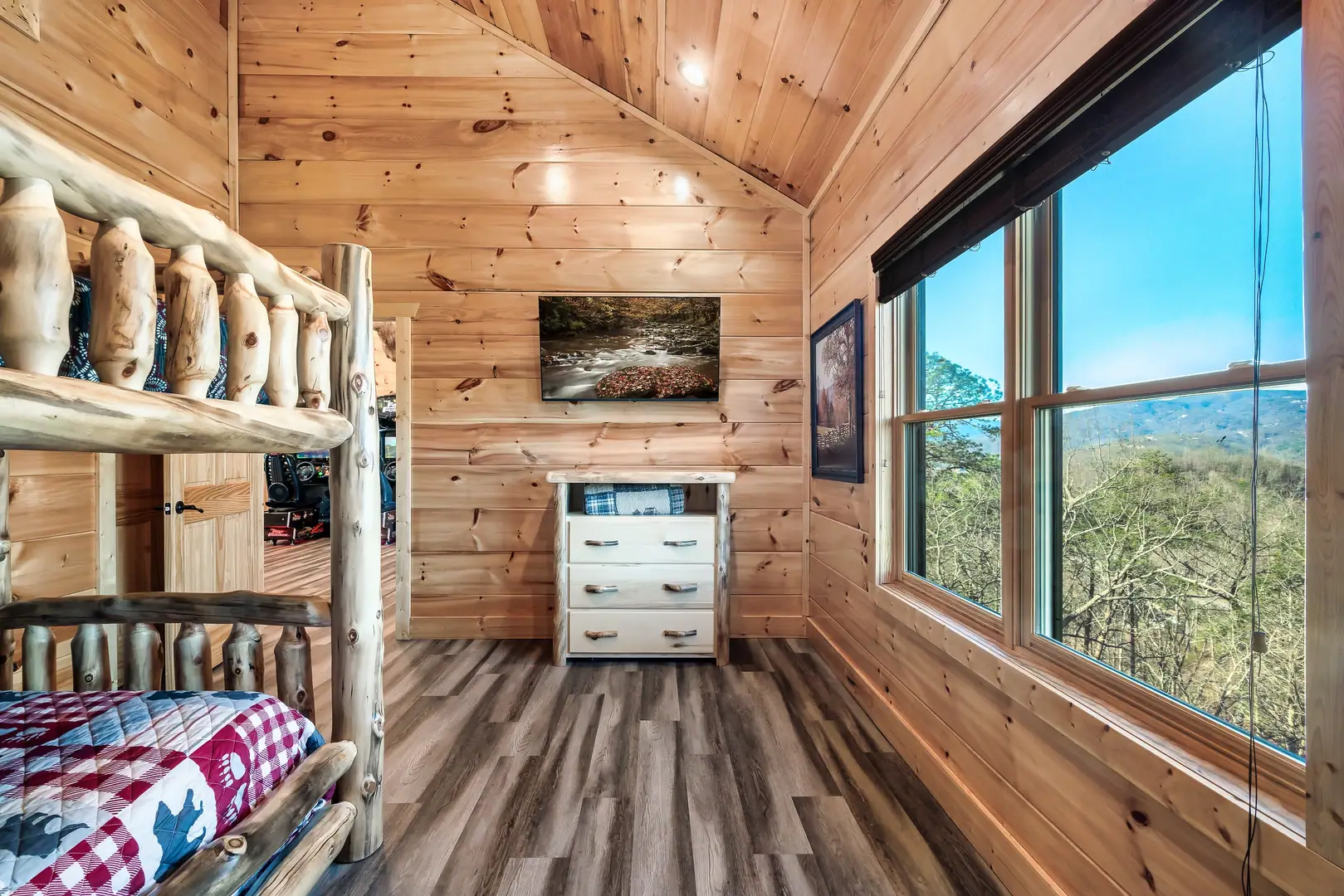 Cabin with beautiful views of the Smokies 6BR/8BA