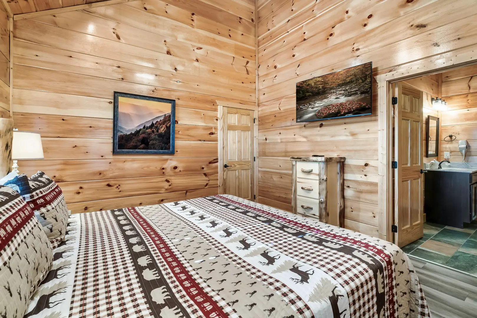 Cabin with beautiful views of the Smokies 6BR/8BA