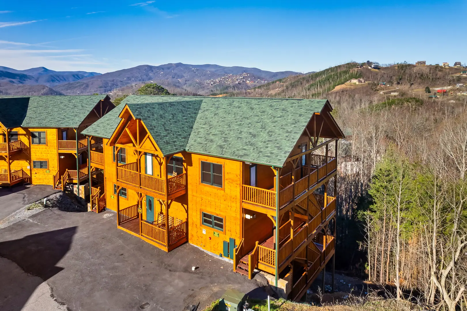 Cabin with beautiful views of the Smokies 6BR/8BA